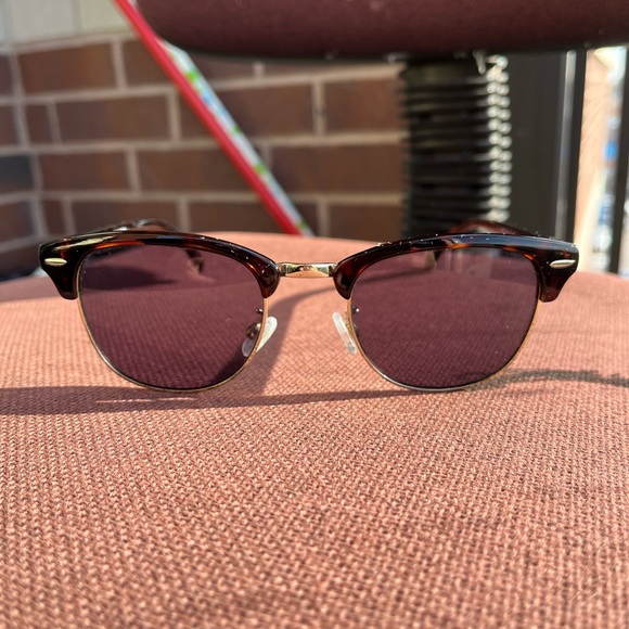 Uniqlo Sunglasses 😎 🕶️ - Picture 6 of 10